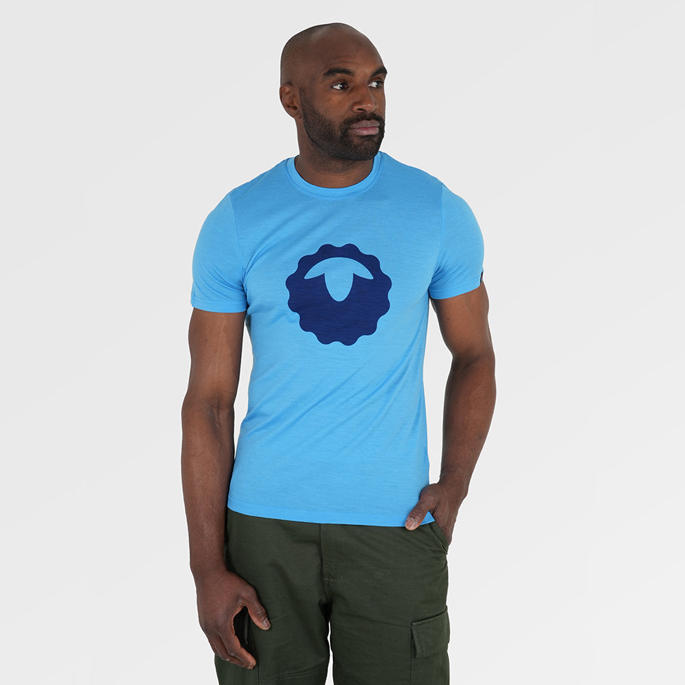 Mens Merino 150 Emblem Tee (Malibu/Navy) | Model: Michael
