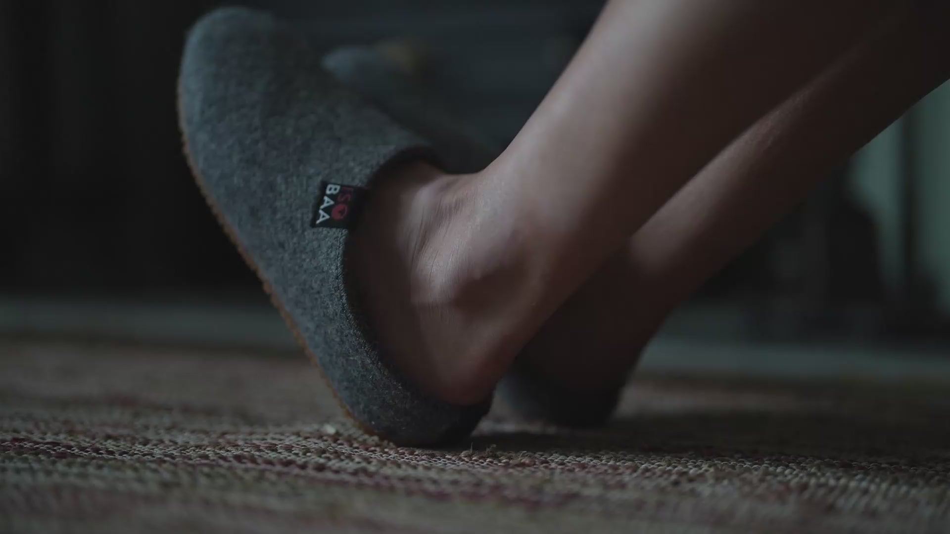 Isobaa | Merino Wool Blend Slippers (Smoke/Orange) | Comfort that lasts – Isobaa's Merino blend slippers are your companions for relaxation both indoors and out. | align: 40% 50%