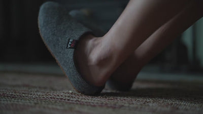 Isobaa | Merino Wool Blend Slippers (Smoke/Orange) | Comfort that lasts – Isobaa's Merino blend slippers are your companions for relaxation both indoors and out. | align: 40% 50%